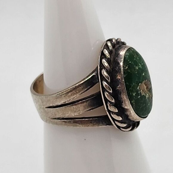 Navajo Style Sterling Silver & Green Turquoise Stone Ring (3.5) - Picture 2 of 5